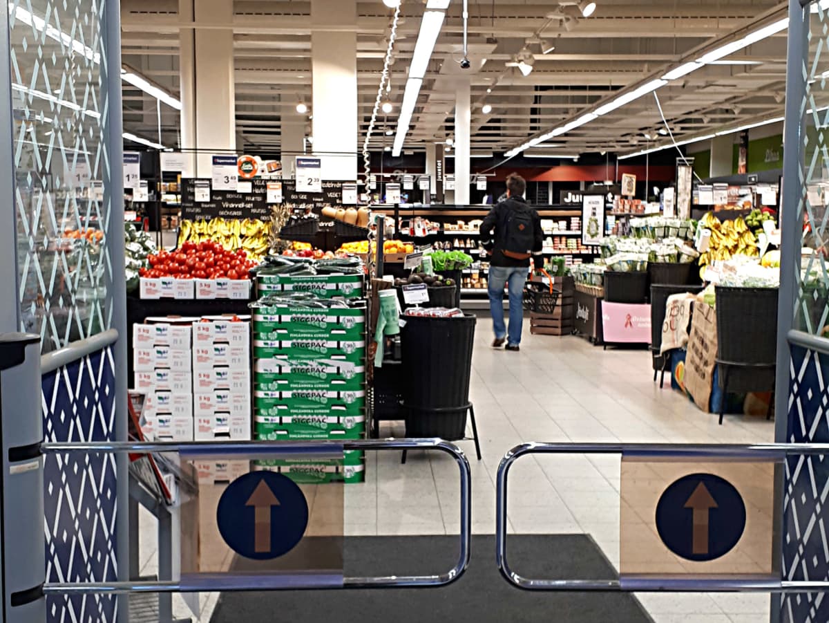 Ruokakaupat siirtävät vastuuta enemmän asiakkaille | Yle Uutiset