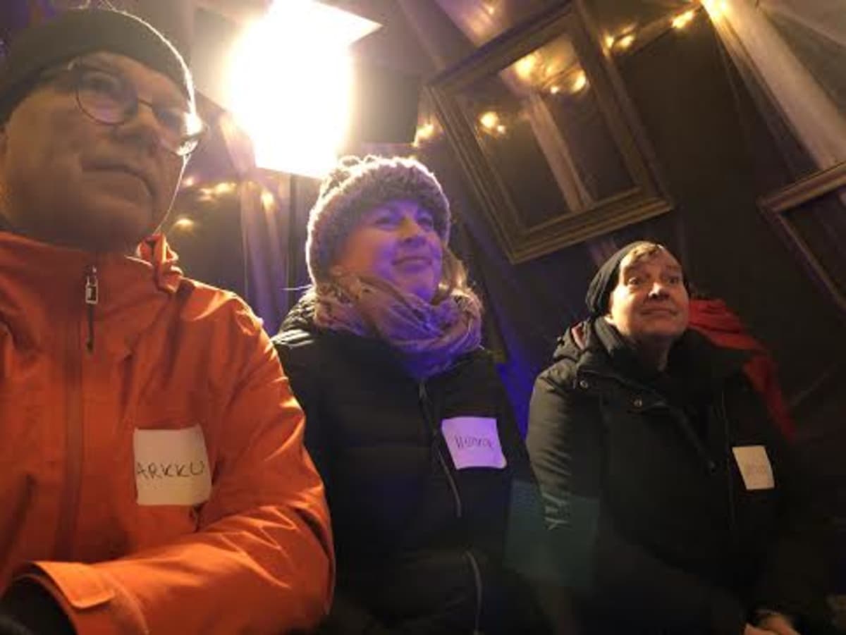 Markku, Henna ja Irene osallistuivat Erätauko-keskusteluun Lahden joulutorilla.