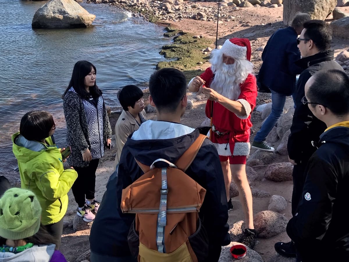 Kiinalaisten matkatoimistojen edustajia tutustumassa Ollinkareihin. Edustajille järjestettiin Santa Claus Summer games -tapahtuma.