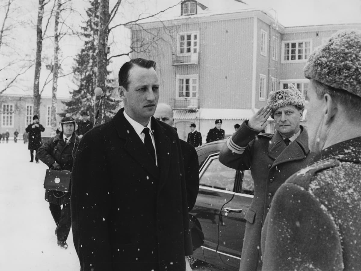 Harald tutustuu Tuusulan taistelukouluun 1967.