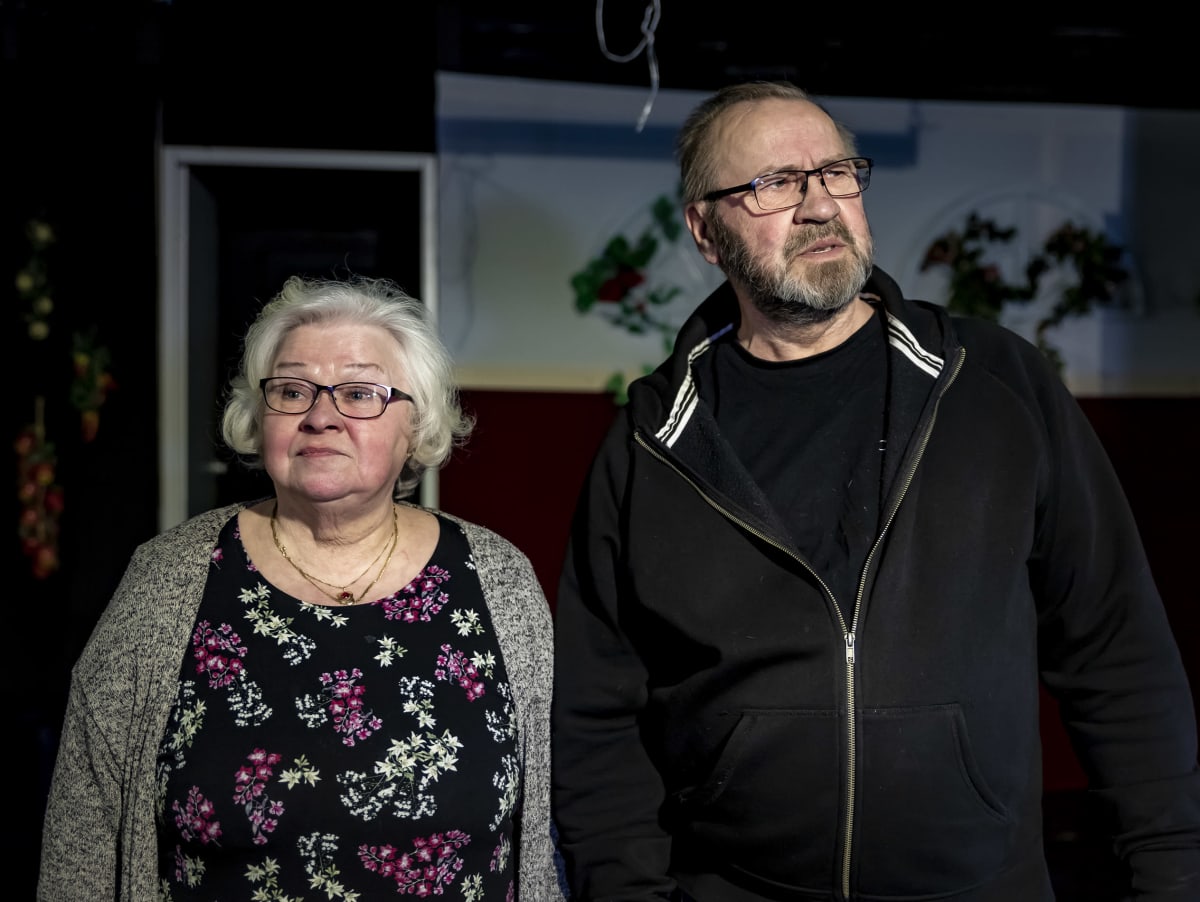 Taivalkoskelaiset Airi Seppänen ja Jouko Takanen katselevat huolestuneina tyhjää teatteri katsomoa