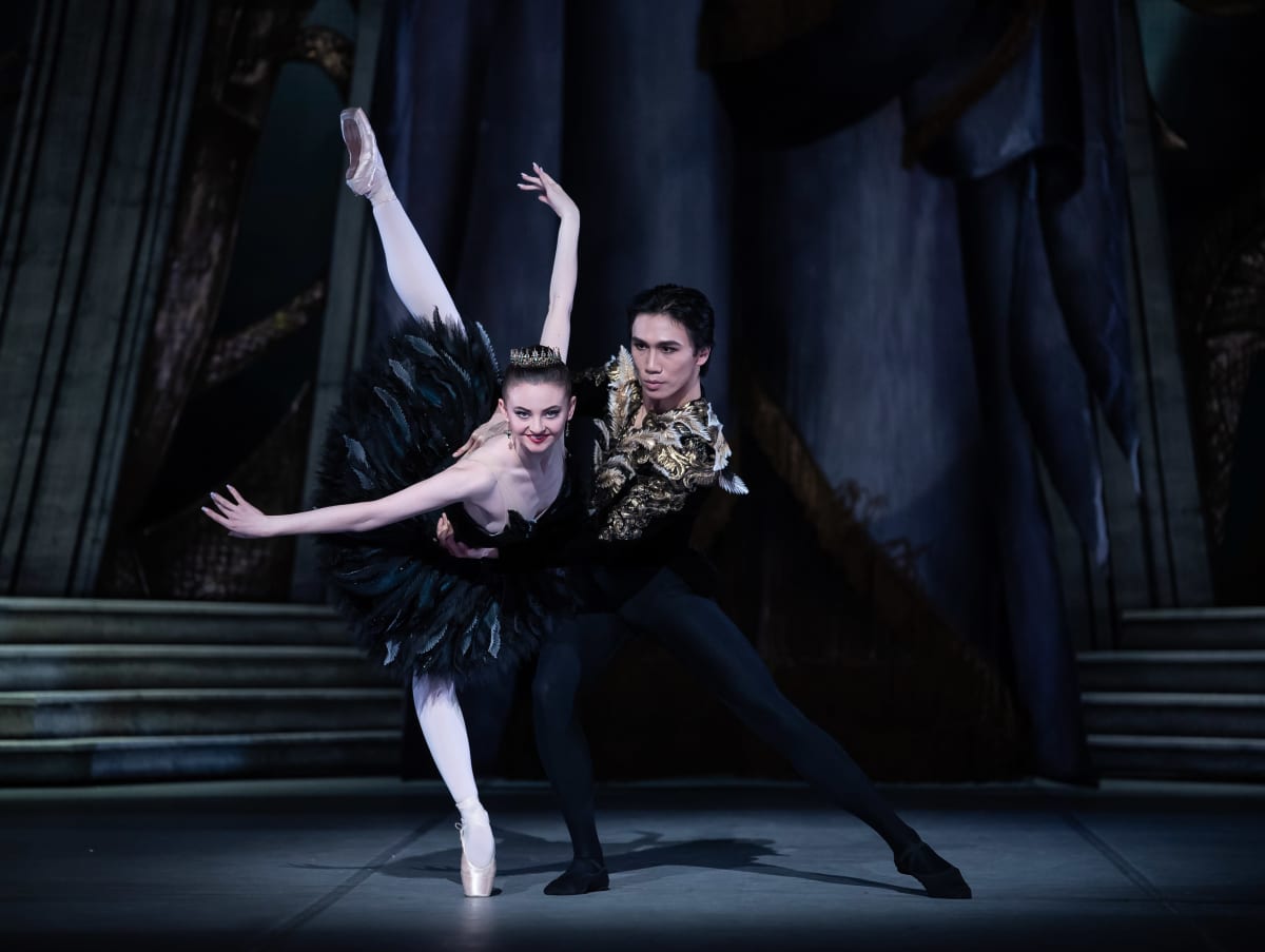Violetta Keller tanssii mustan joutsenen roolin Kansallisbaletin Joutsenlammessa. Xun Jia on prinssi Siegfried.