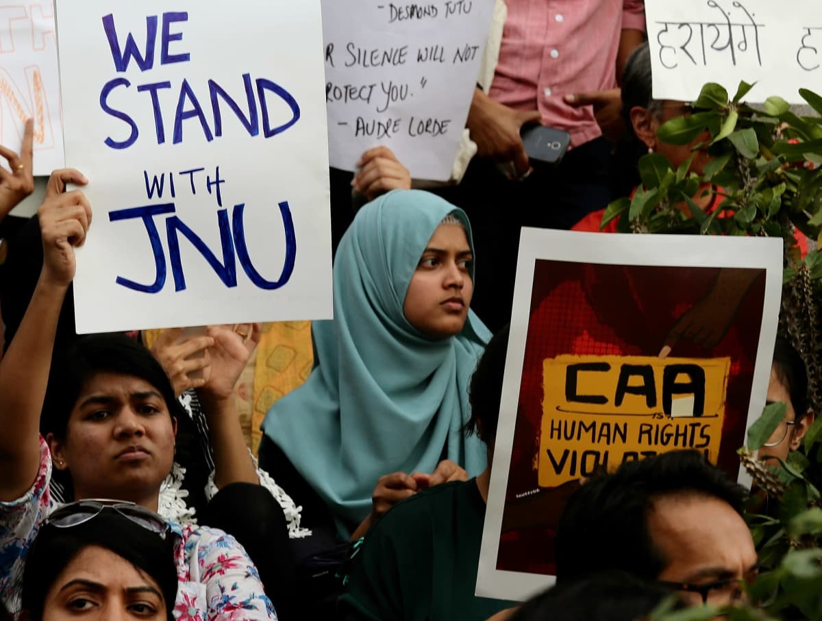 Opiskelijat, professorit ja aktivistit protestoivat väkivaltaista yliopistohyökkäystä Bangaloressa 6. tammikuuta.