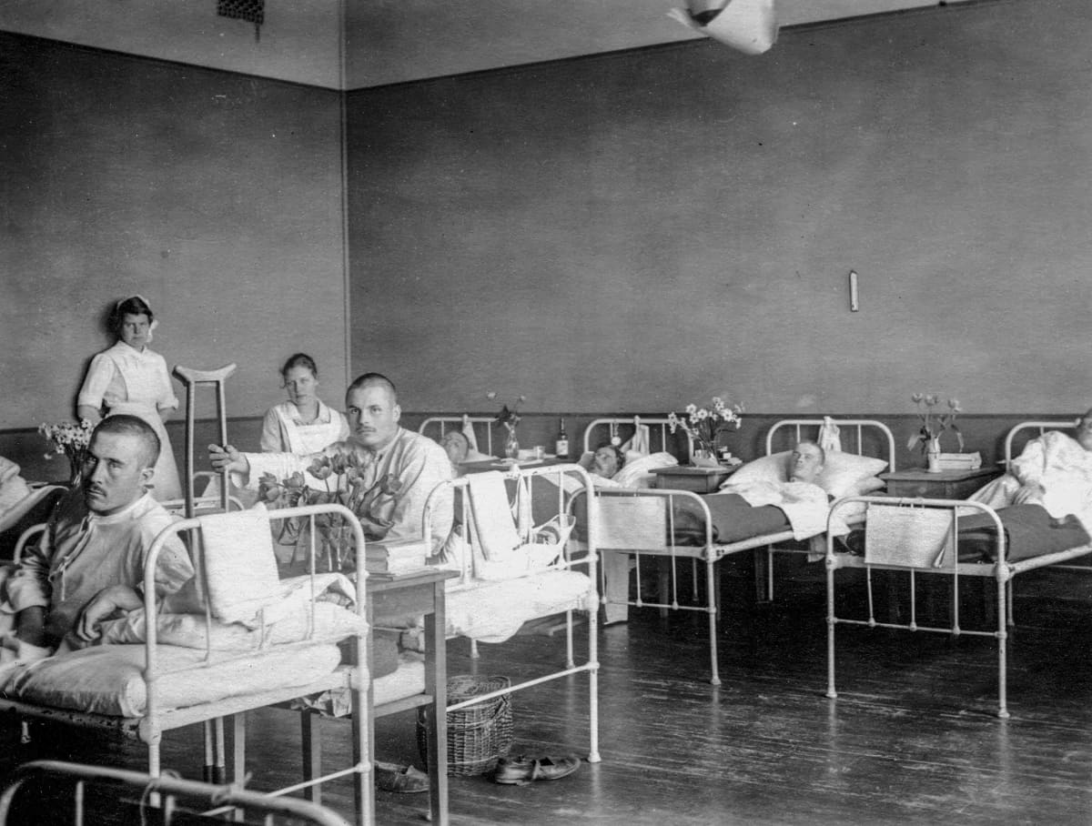 Sisällissodassa haavoittuneita makaa Punaisen ristin sairaalassa.