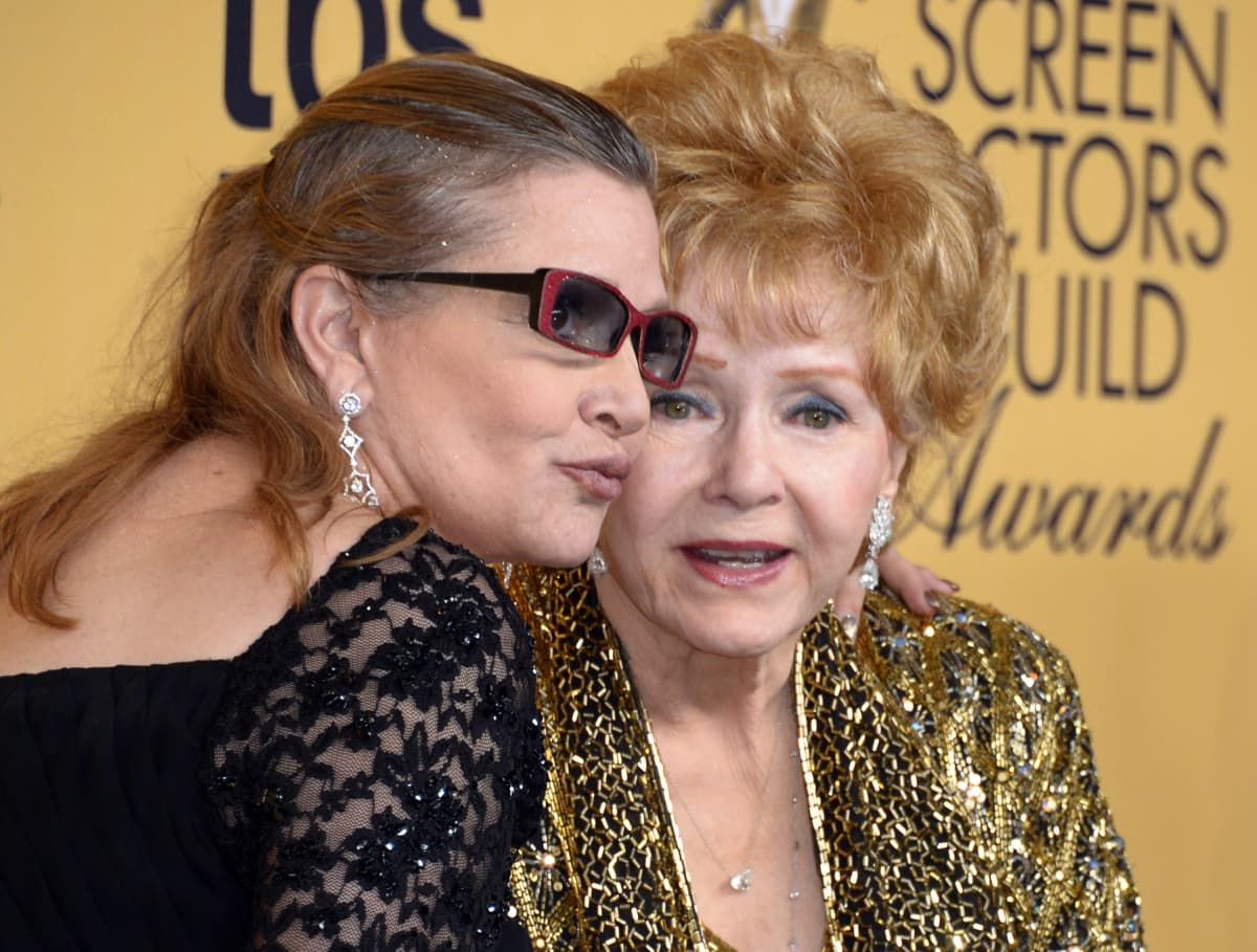 Carrie Fisher ja äitinsä Debbie Reynolds yhteiskuvassa 25.1. 2015.