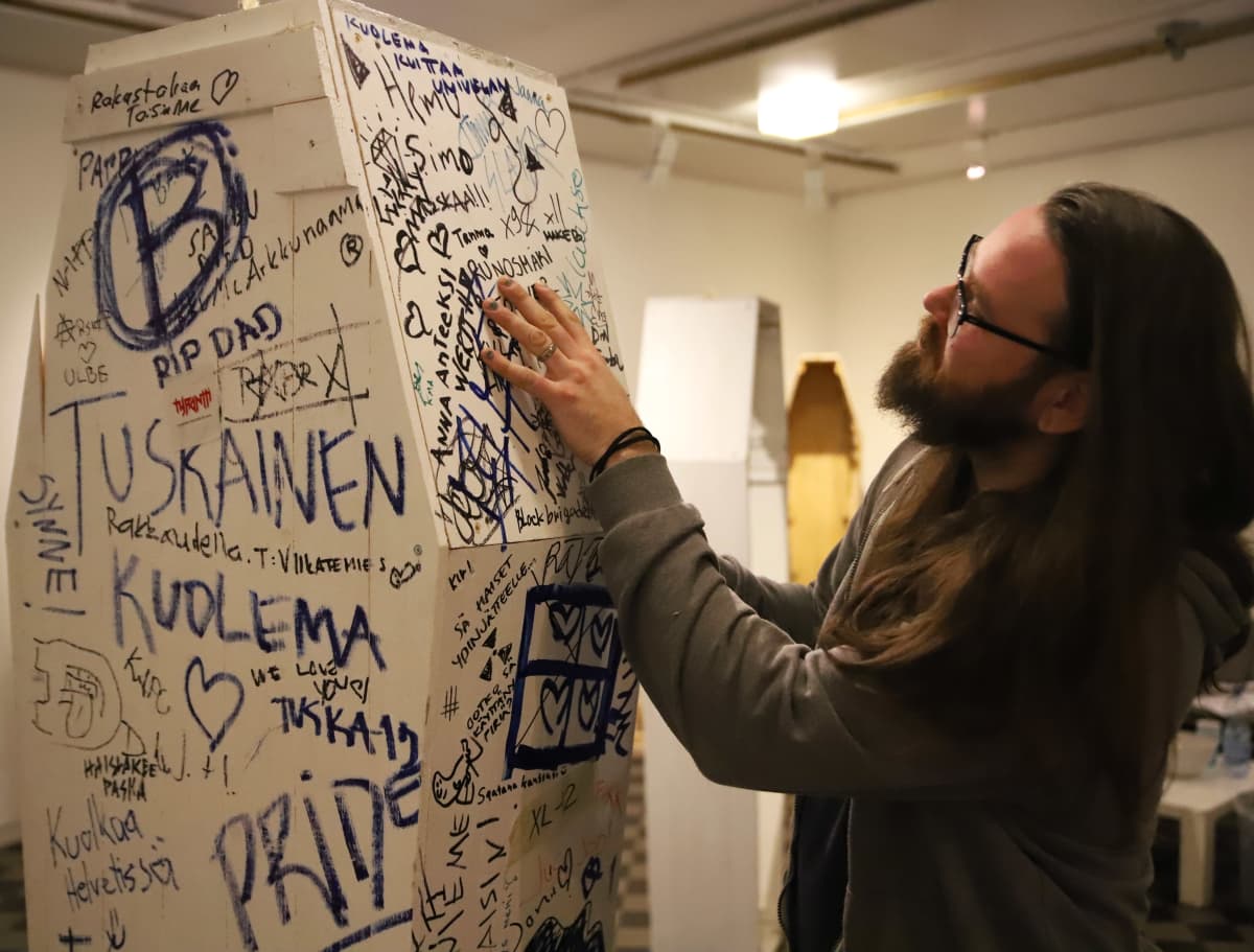 Taiteilija Ilmari Wärri tutkii Tuska-festivaalilla arkkuun kertyneitä kirjoituksia
