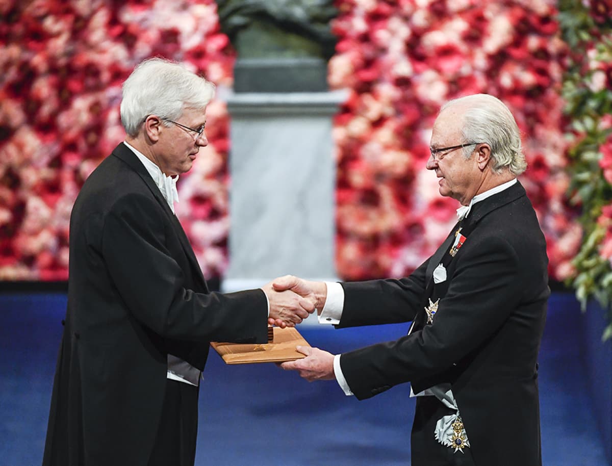 Ruotsin kuningas Kaarle Kustaa XVI luovuttaa talouden Nobel -palkinnon Bengt Holmströmille.