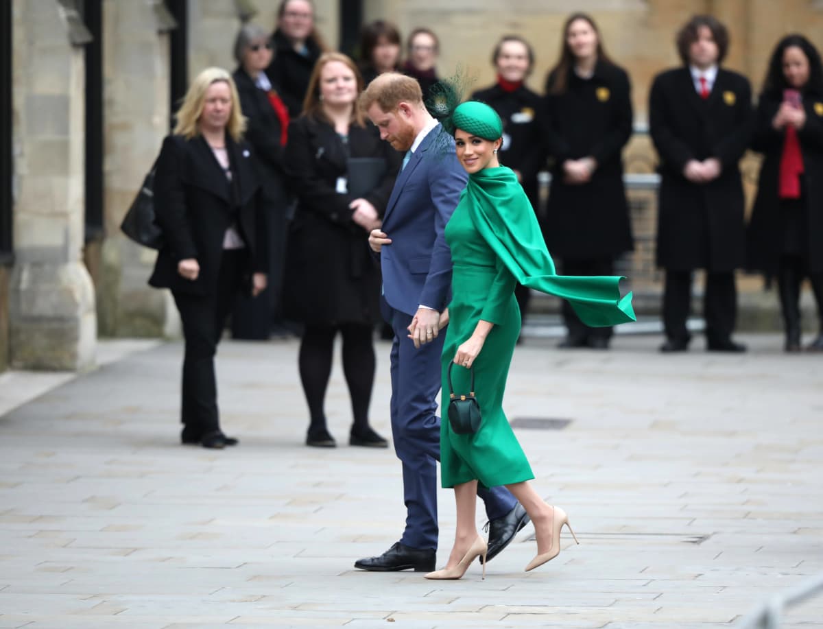 Prinssi Harry kävelee rinnallaan herttuatar Meghan.