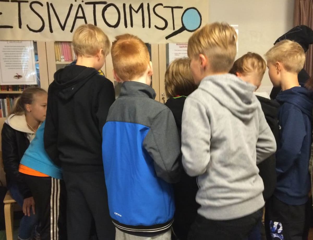 Oppilaita kerääntyneinä Veittijärven koulussa olevan "etsivätoimiston" eteen.