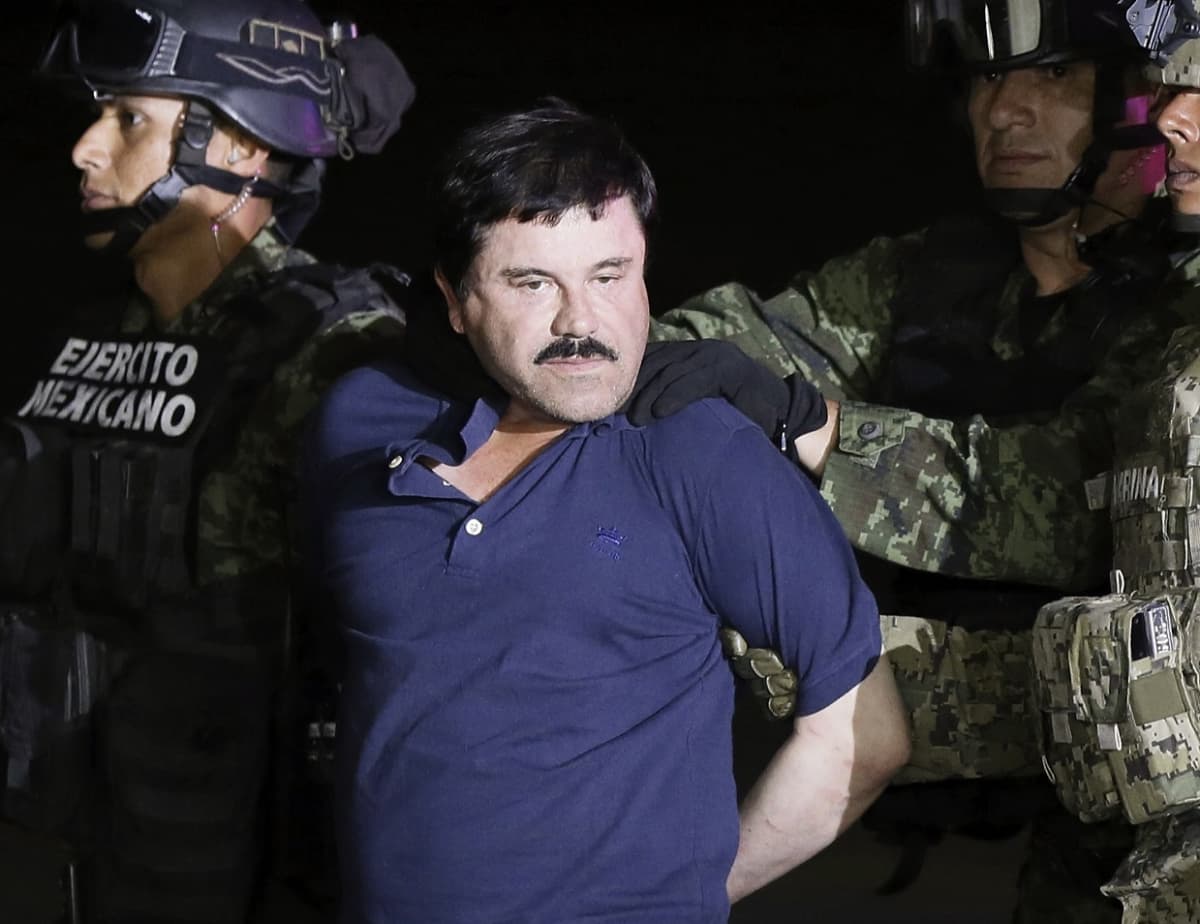Huumekuningas El Chapo oliisin otteissa, Katsoo kohti kameraa. 