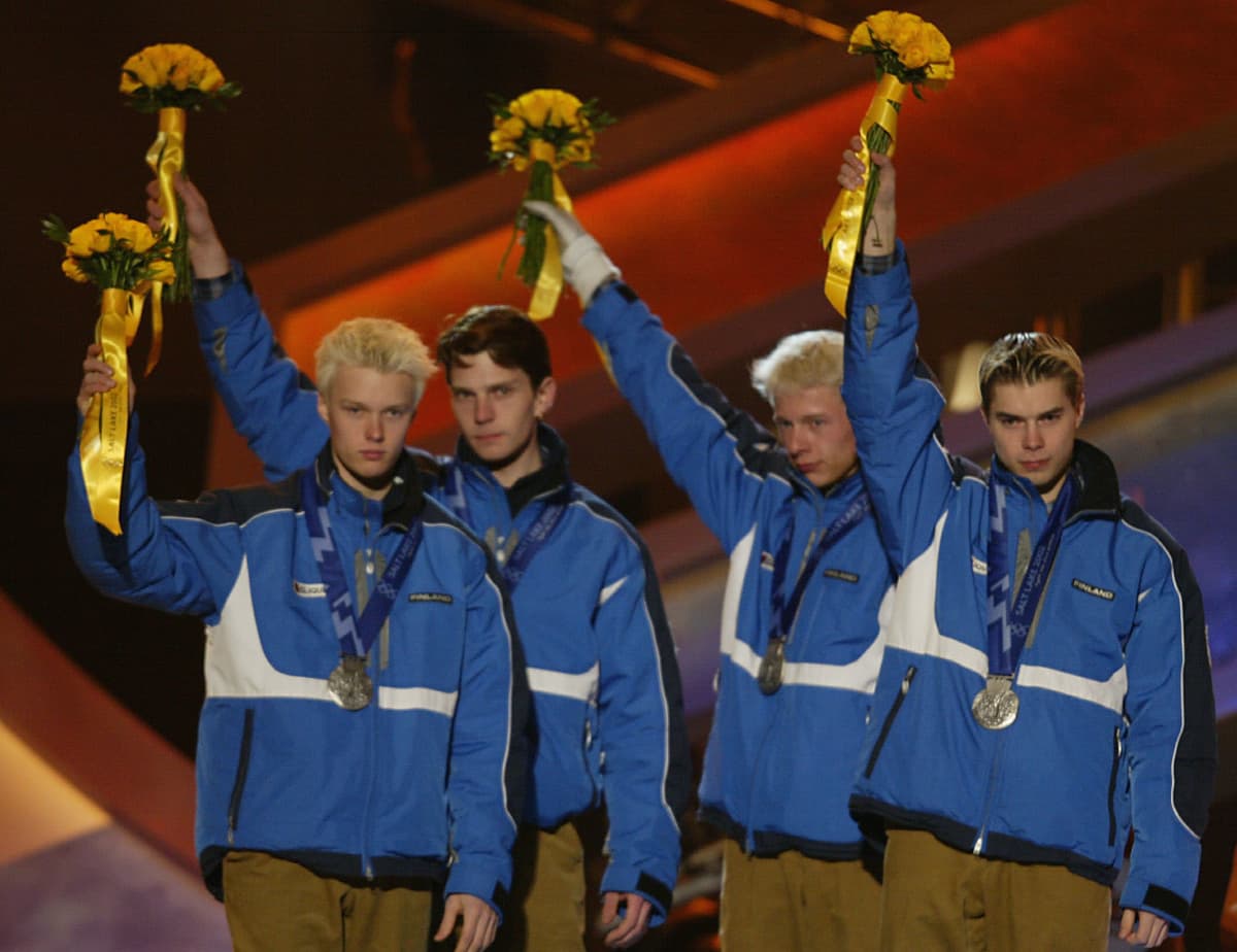 Suomen mäkijoukkue ei hymyillyt olympiahopean jälkeen vuonna 2002 Salt Lake Cityssä.