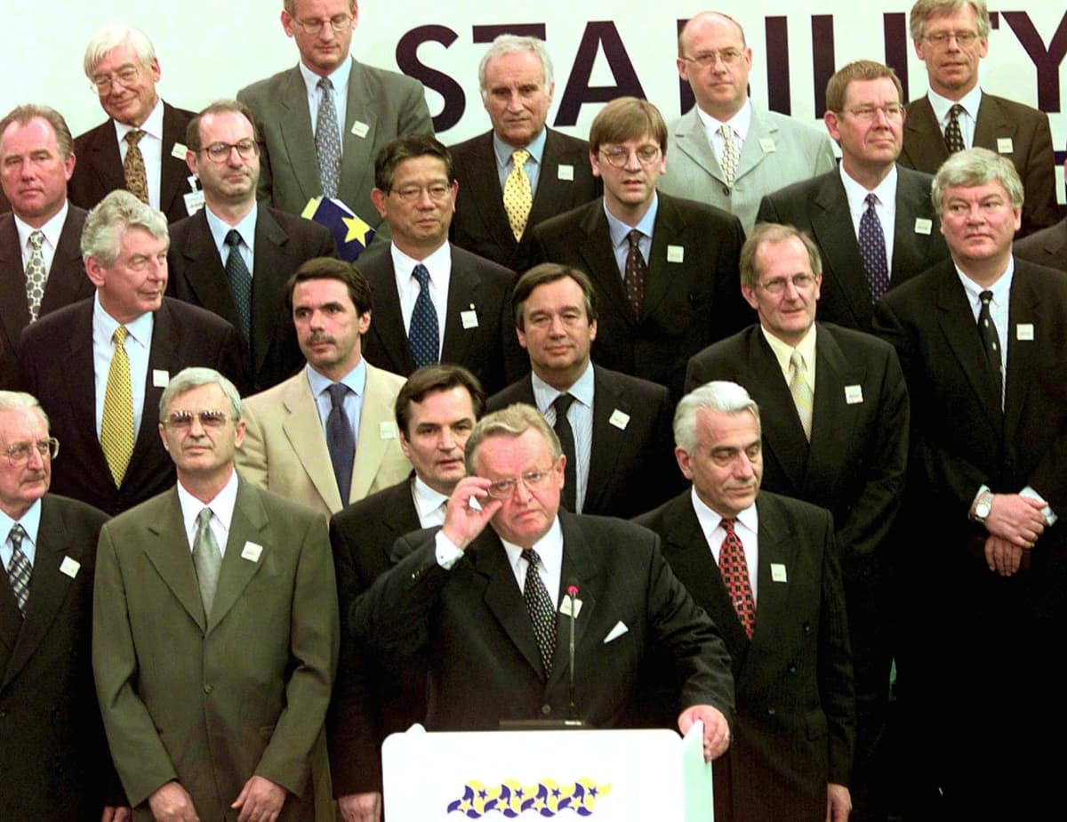 Martti Ahtisaari perhepotretissa Sarajevossa, Balkanin alueen vakaussopimuksen neuvotteluissa 30. heinäkuuta 1999.