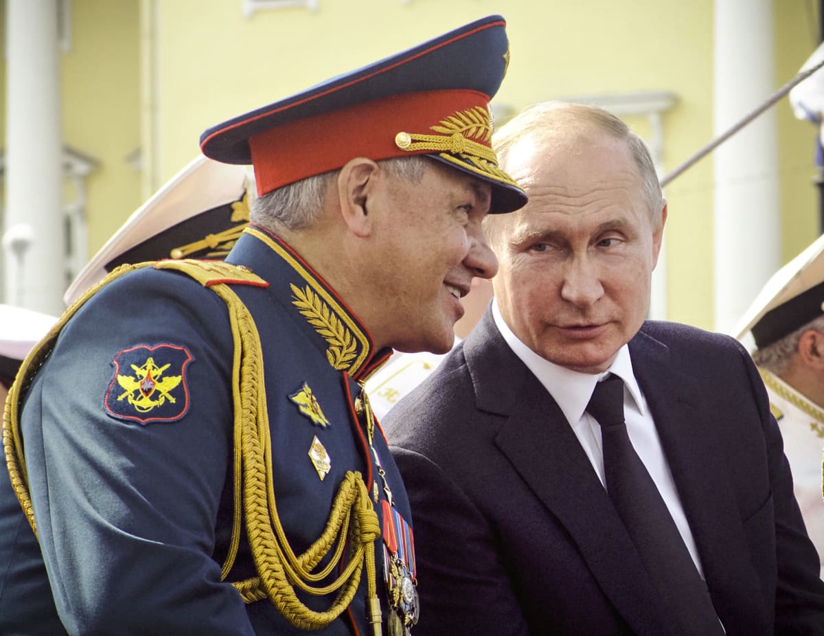 Sergei Shoigu ja Vladimir Putin seuraamassa sotilasparaatia Pietarissa 28. heinäkuuta 2019.