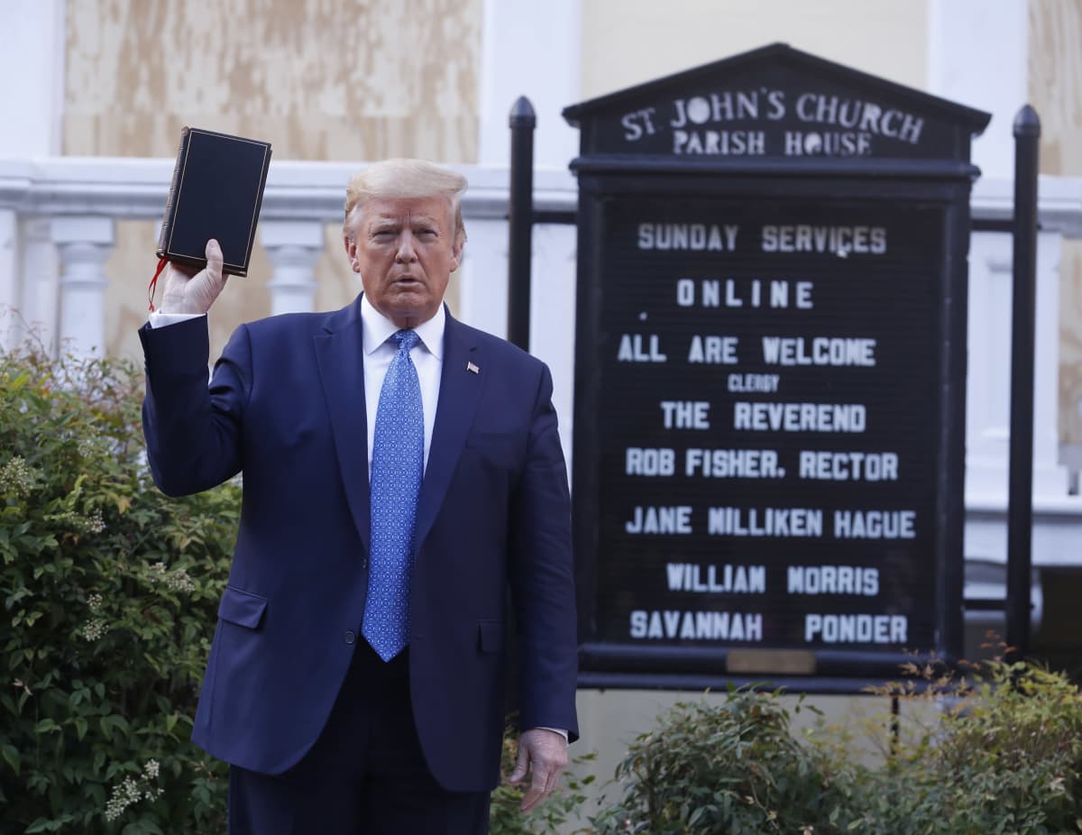 Trump poseeraa raamattu kädessä kirkon edustalla Washington DC. 