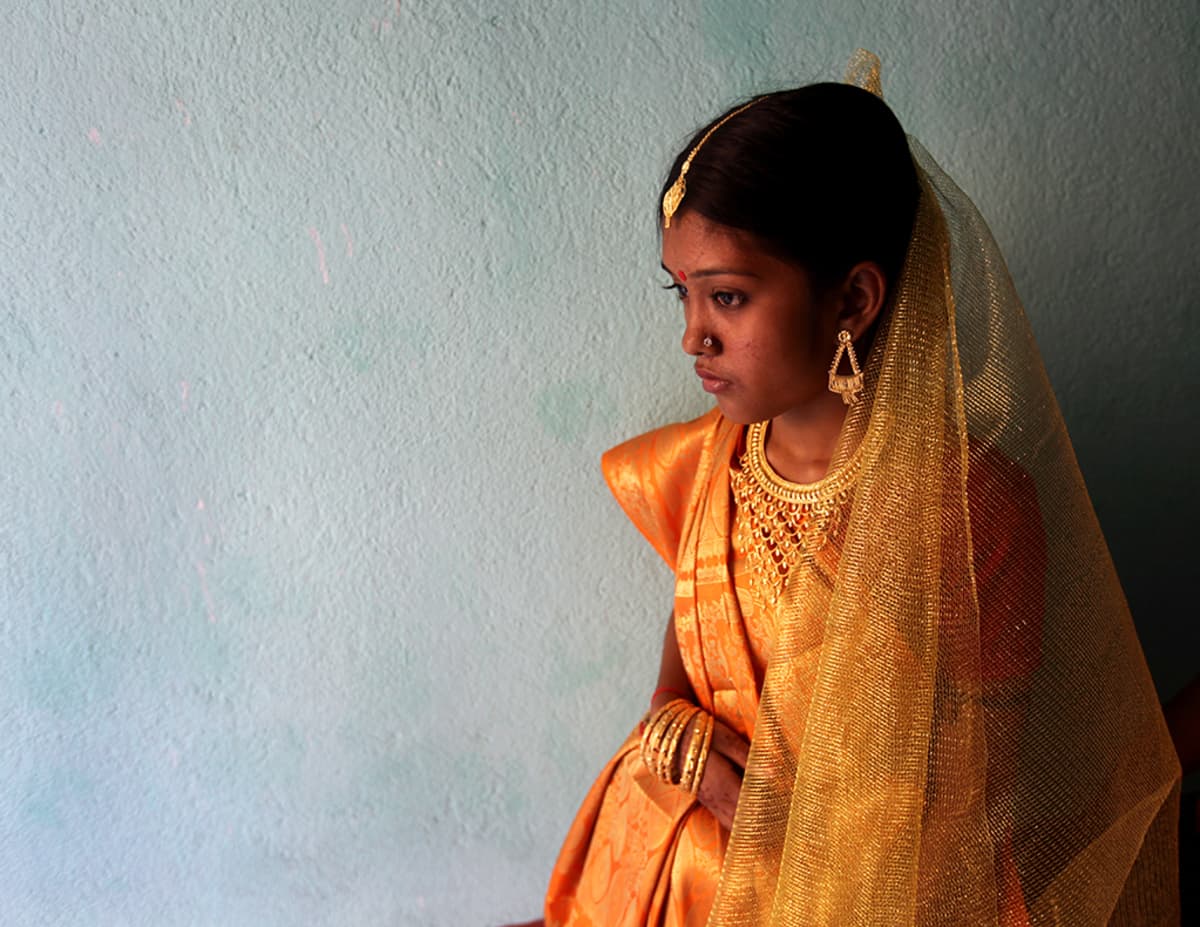 Järjestettyyn avioliittoon joutuva intialaislapsi hääasussa odottaa häitään alkavaksi Intiassa helmikuussa 2012.