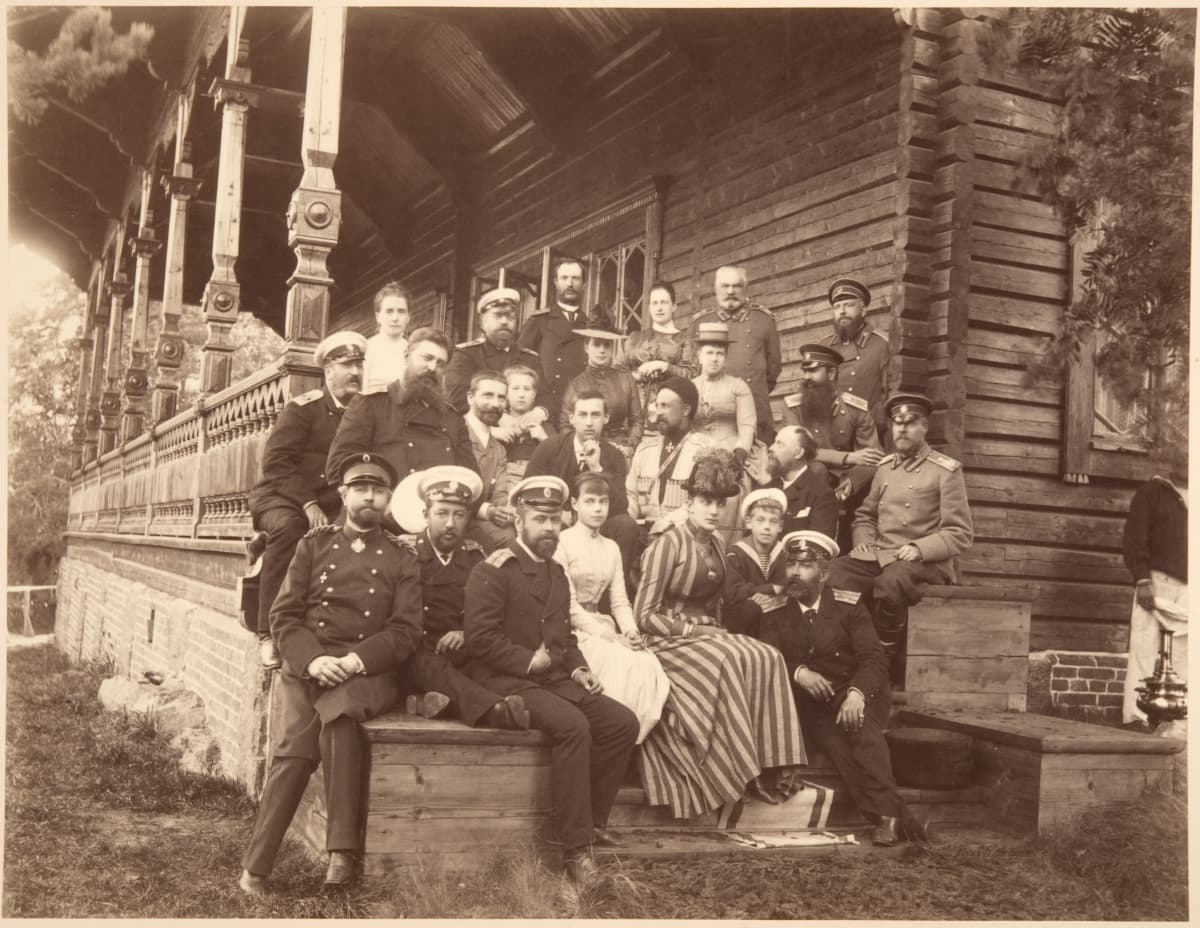 Langinkosken kalastusmajan tupaantuliaiset 1889, kuvassa keisariperhettä sukulaisineen. 