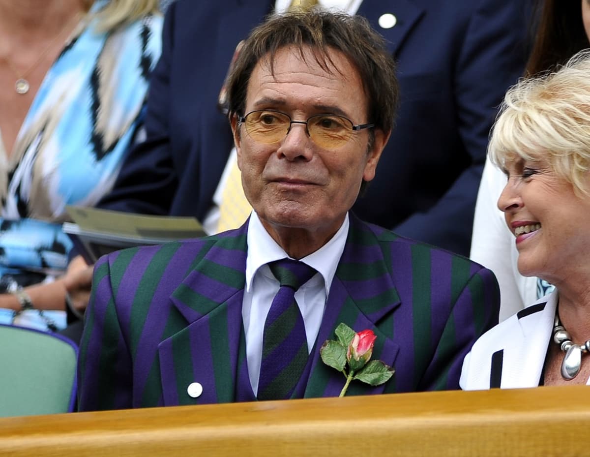 Cliff Richard seuraa Winbledonin tennisturnausta vuonna 2011. 