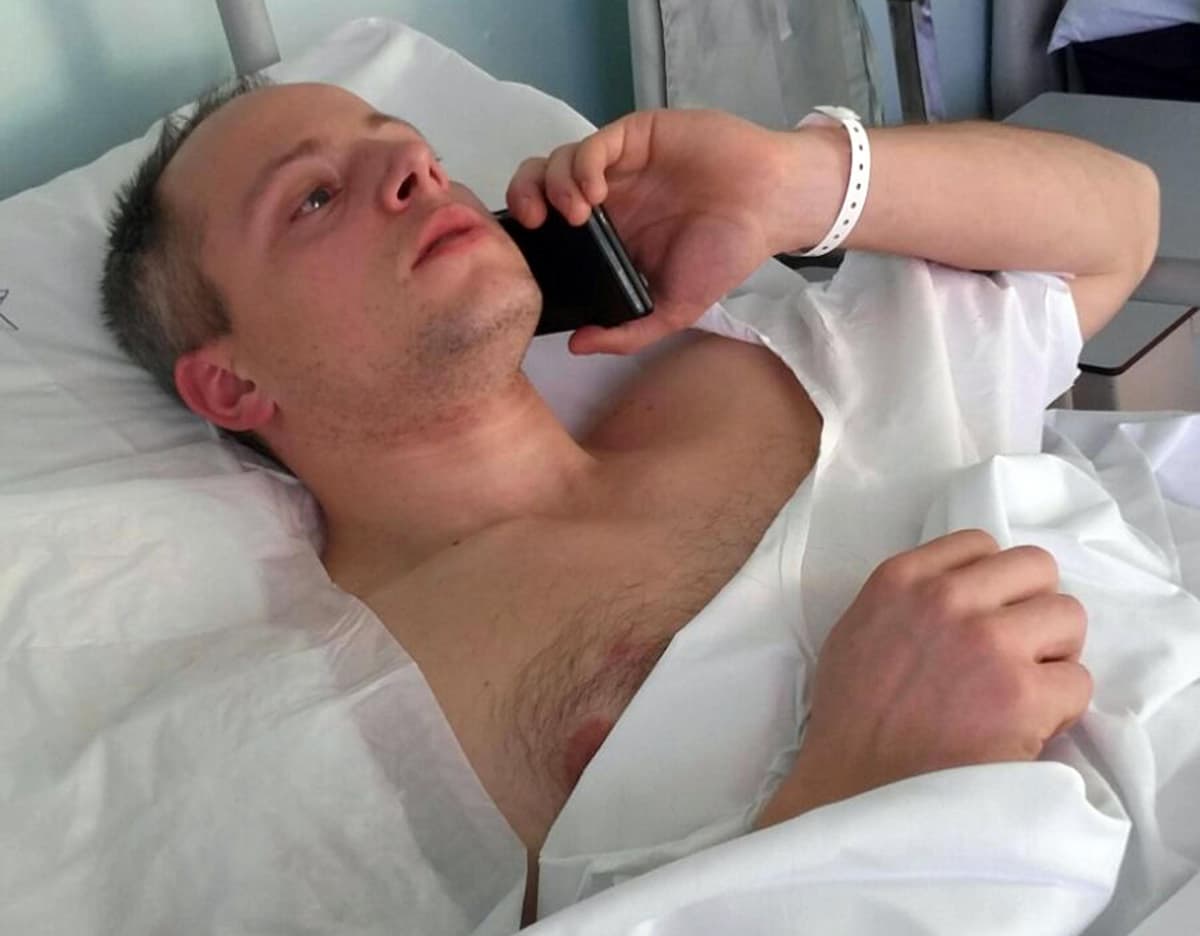 Christian Movio puhuu puhelimeen sairaalassa.