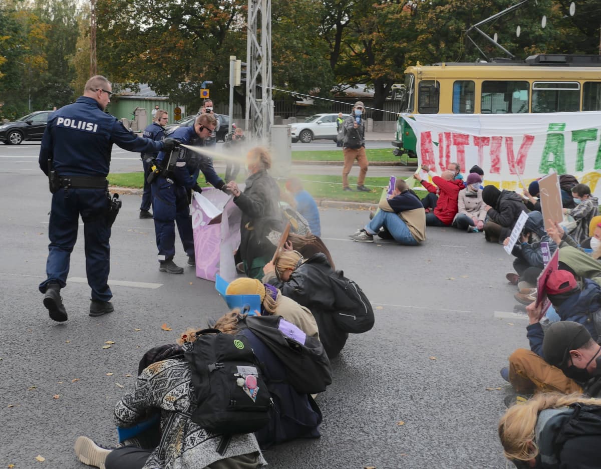 Police used OC gas against protesters on Kaisaniemenkatu on October 3, 2020. Photo: Reader's photo