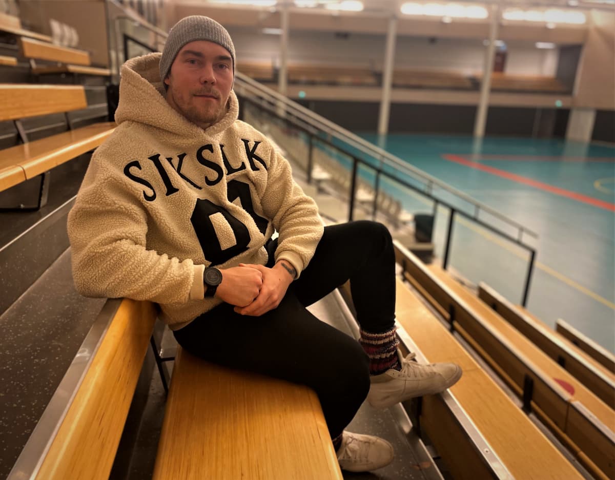 Pesäpalloilija Mikko Kanala Seinäjoen urheiluhallissa