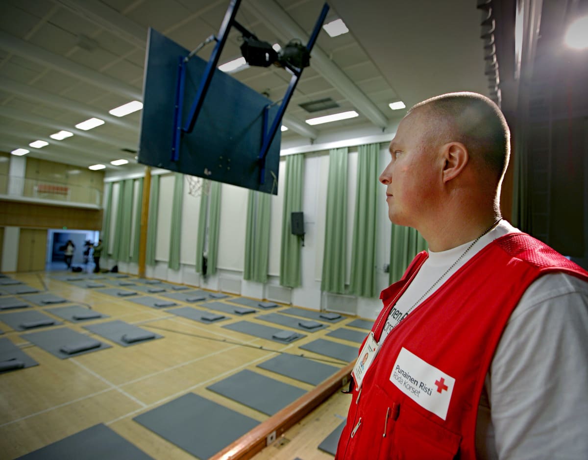 SPR:n valmiussuunnittelija Jukka-Pekka Kaasinen tarkastelee suuren majoitustilan valmiutta