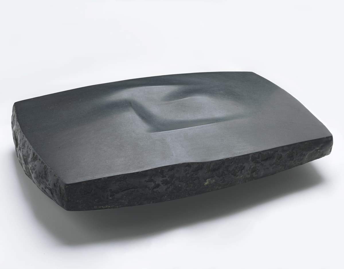 Harry Kivijärvi, Andreaksen kivi, 1963, musta graniitti, Moderna Museet Tukholma.