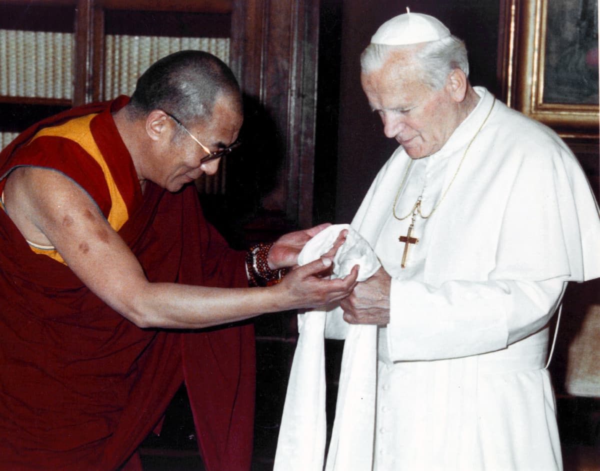 Dalai Lama ja Johannes Paavali II tapaavat Vatikaanissa.