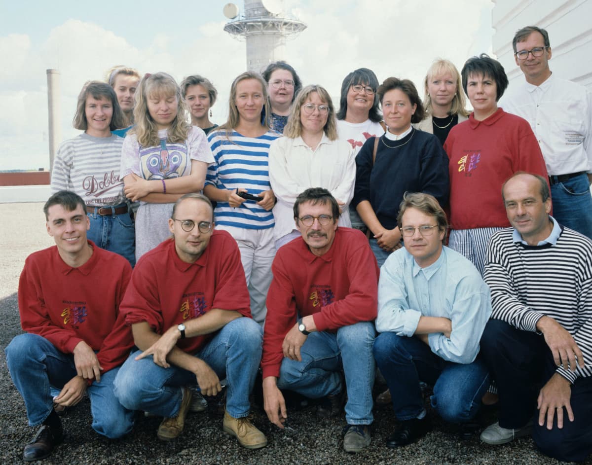 Ruotsinkielisten radiouutisten aktuelltin toimitus suurelta osalta ryhmäkuvassa vuonna 1991. 