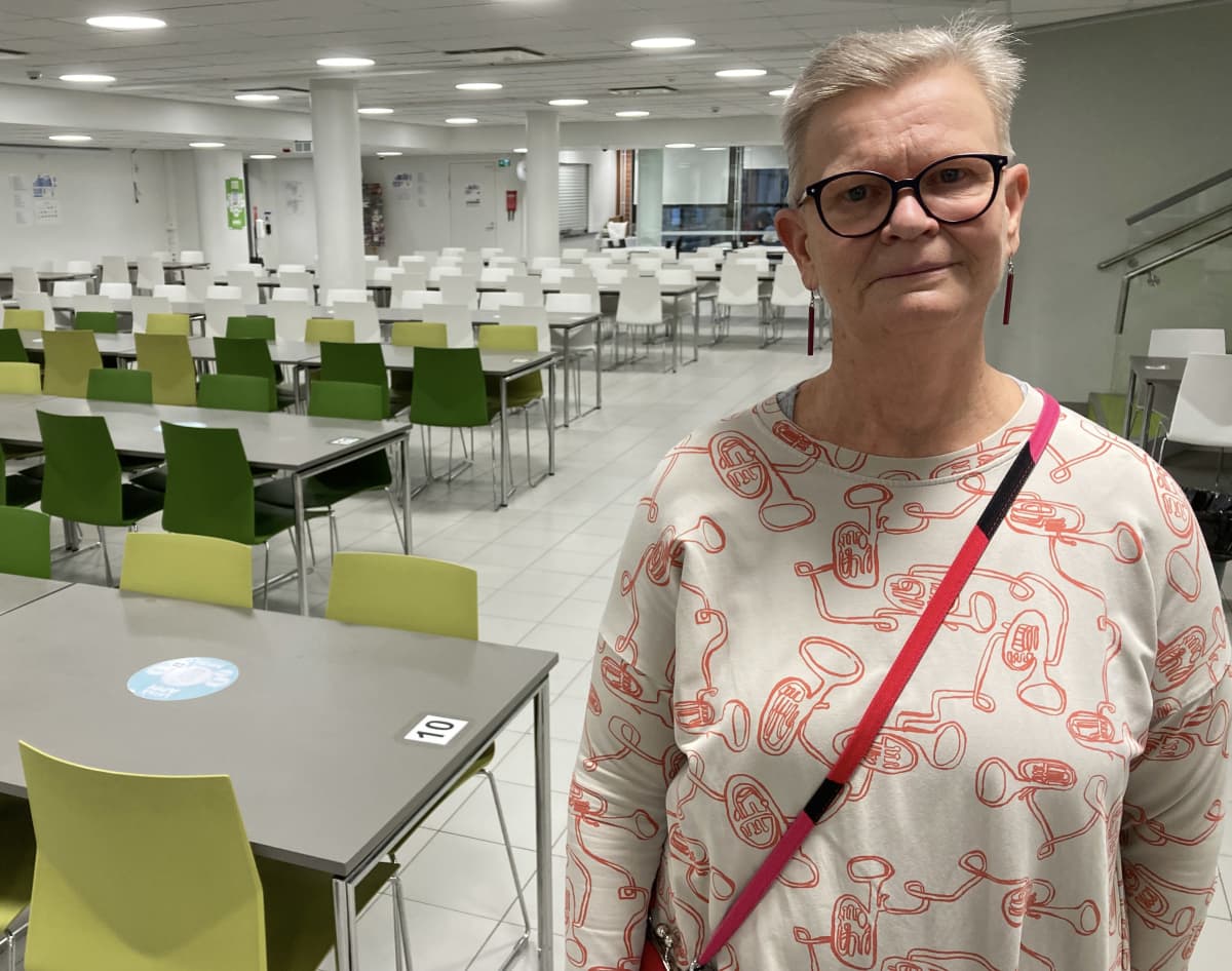 Turun Normaalikoulun perusopetuksen rehtori Satu Kekki seisoo tyhjässä ruokalassa.