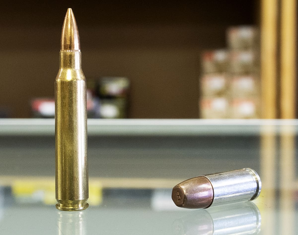 .223 kaliberin ja 9-millinen patruuna CJI Guns-aseliikkeen pöydällä Tuckerissa, Georgiassa.
