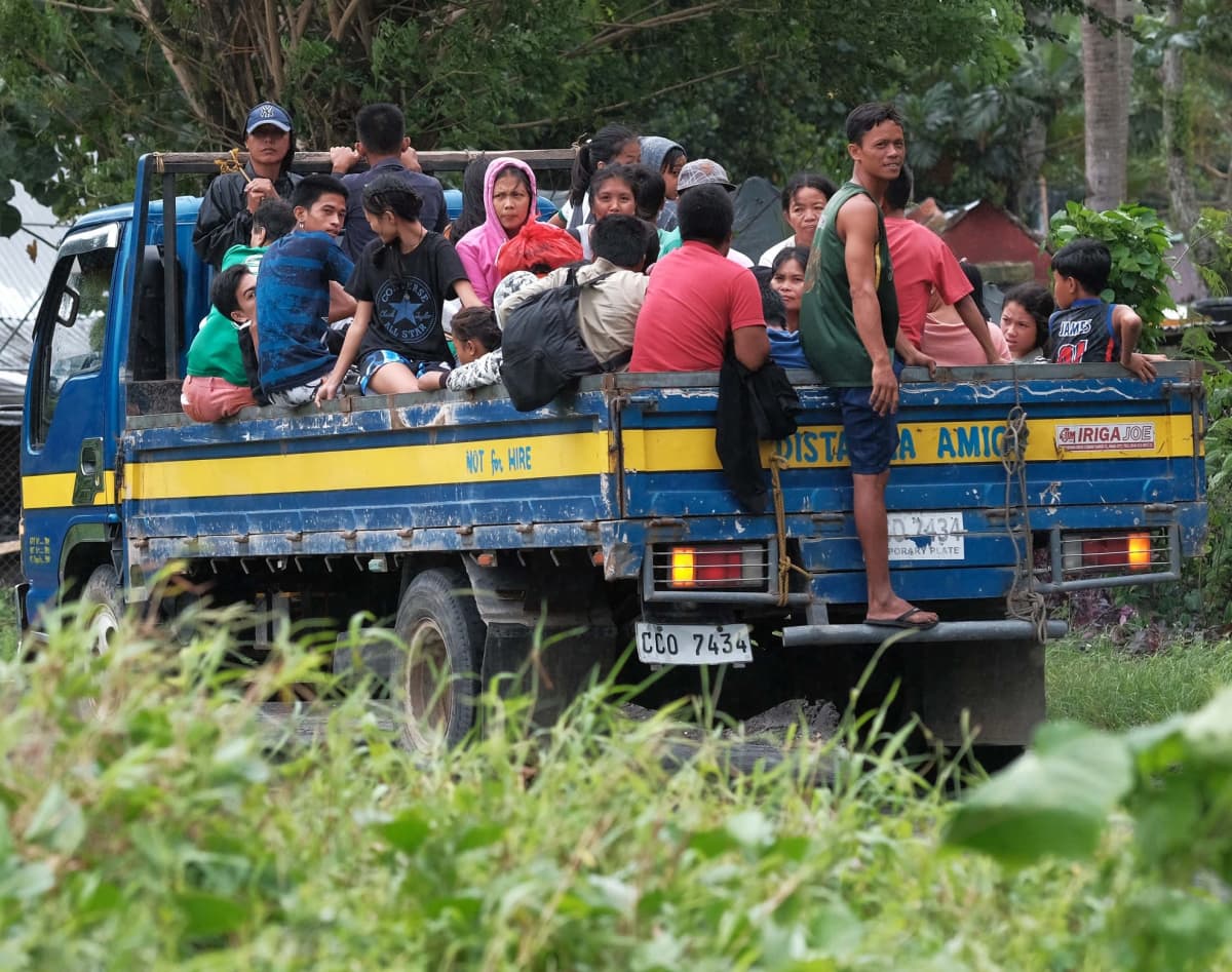 Lukuisia ihmisiä lähti evakkoon lähestyvän taifuunin tieltä Albayn provinssissa Luzonin pääsaaren eteläosissa.
