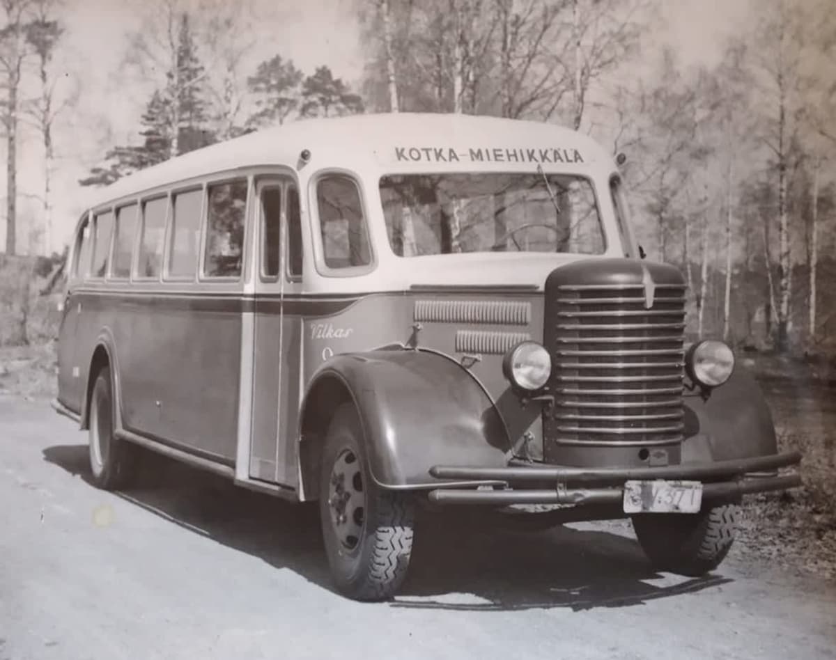 Vanha kuva Sisu-linja-autosta.