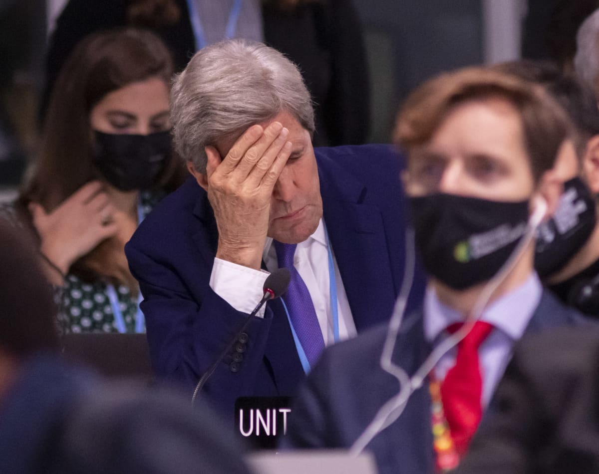 John Kerry pitelee otsaansa ilmastoneuvotteluissa.