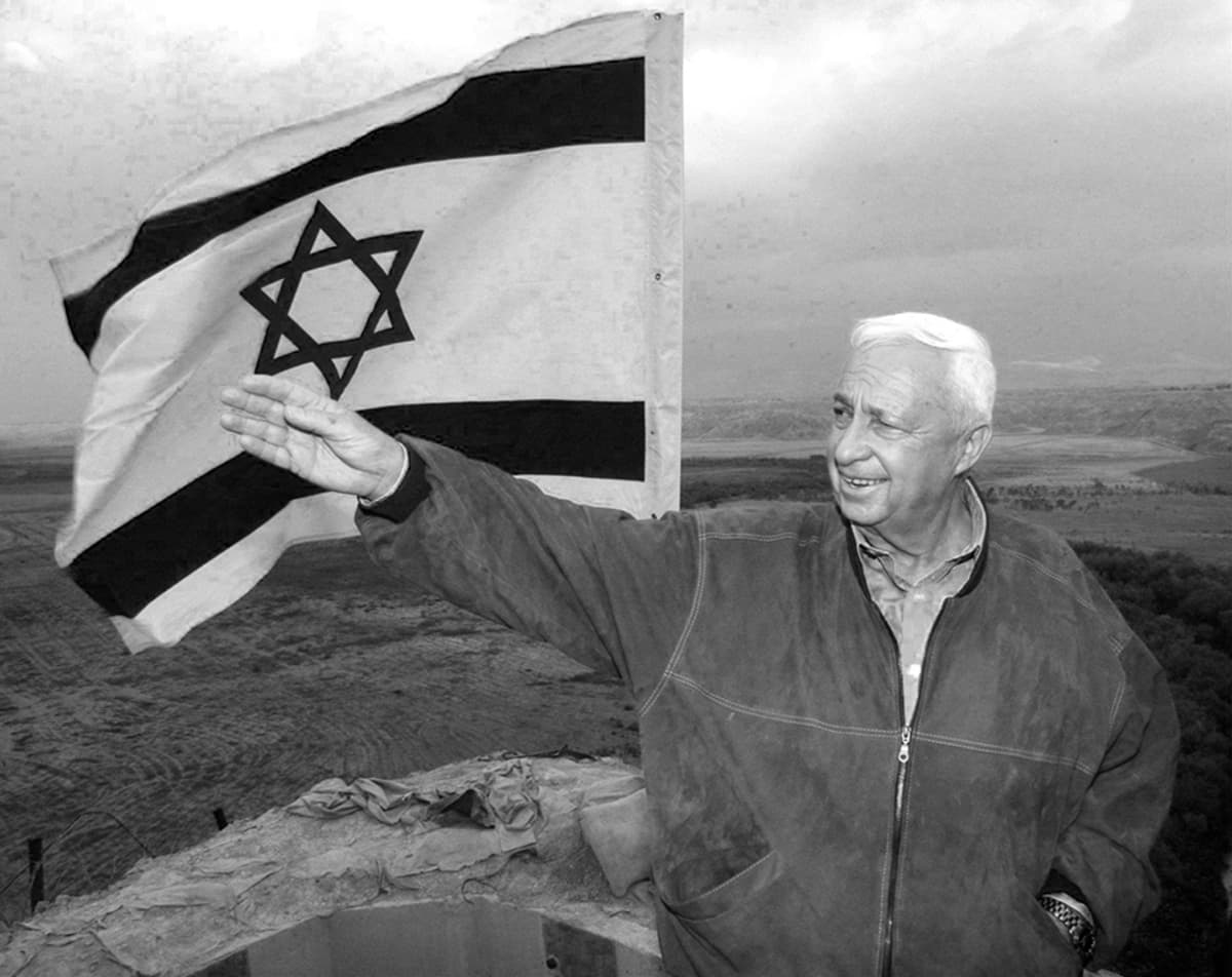 Ariel Sharon tammikuussa 2001 Jordaniassa. 