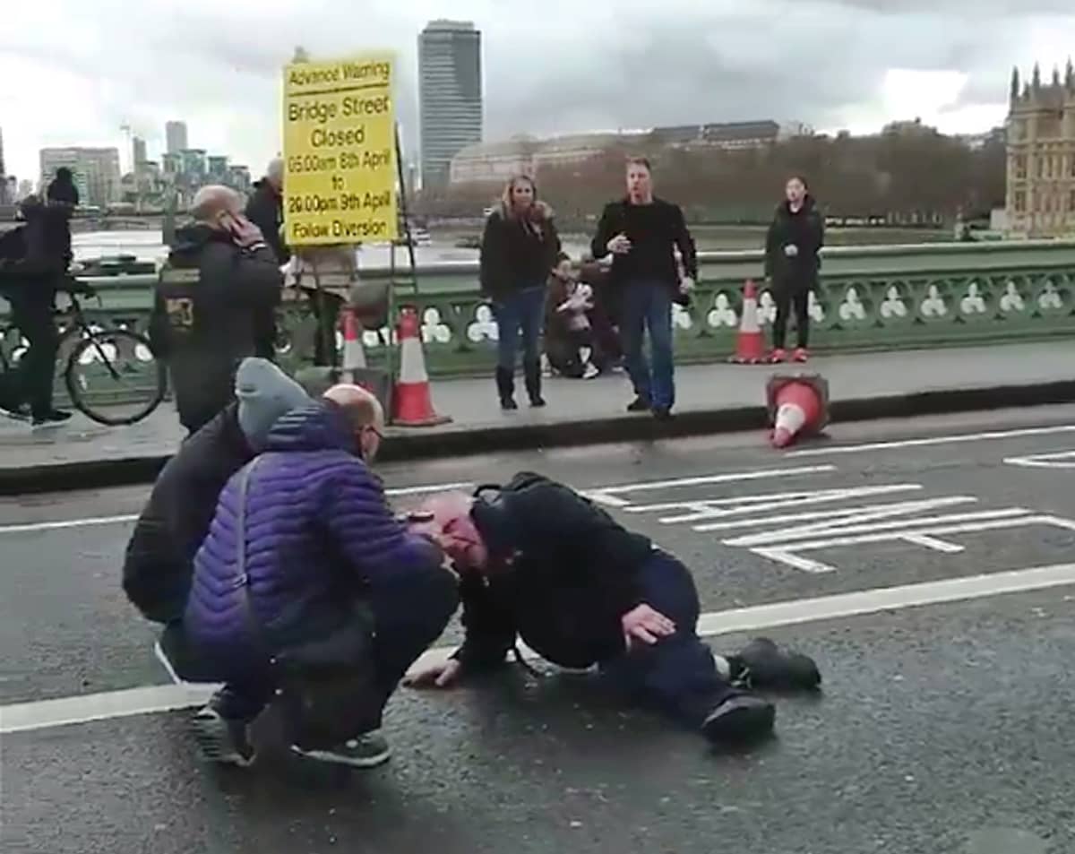 Radoslav Sikorskin ottamassa videossa näkyy miten ihmiset hoitavat loukkaantunutta Westminsterin sillalla lähellä parlamenttitaloa.