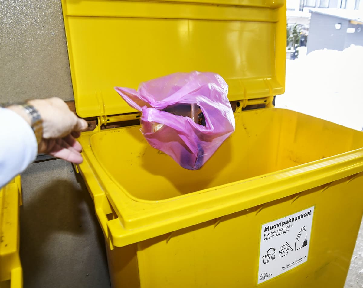 Muovipussi heitetään muovipakkausten kierrätyslaatikkoon.