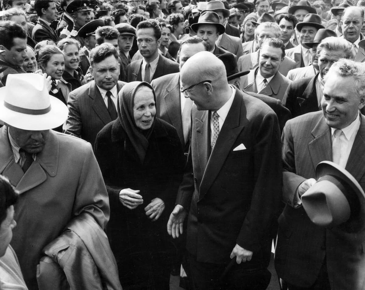 Presidentti Urho Kekkonen vieraili 22. -31. toukokuuta1958 Neuvostoliitossa. Tavalliset kansalaiset toivottivat Kekkosen tervetulleeksi.