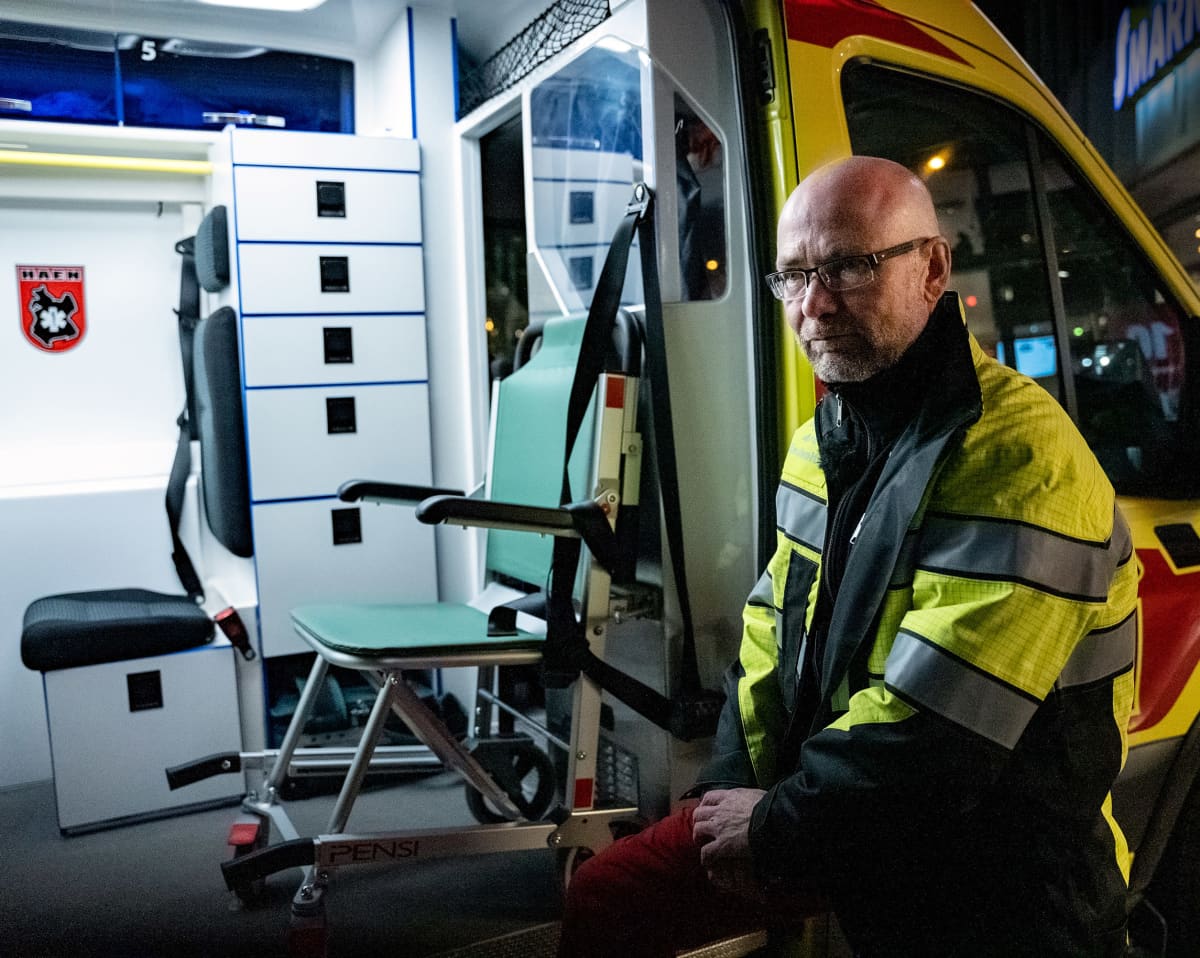 Olli-Pekka Nakari ja ambulanssi, sivuovi auki