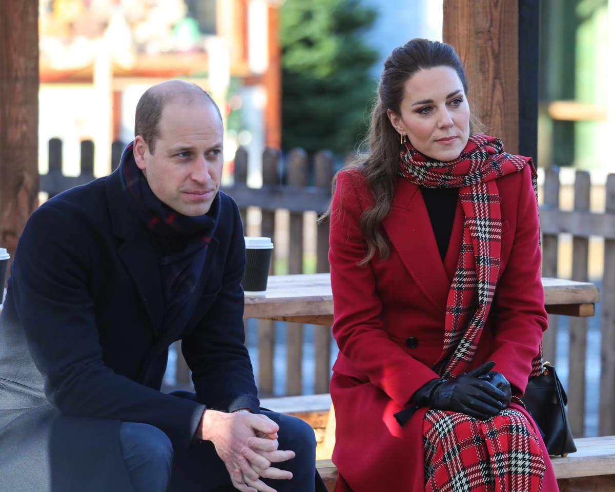 Prinssi William ja herttuatar Catherine istuvat penkillä ulkona.