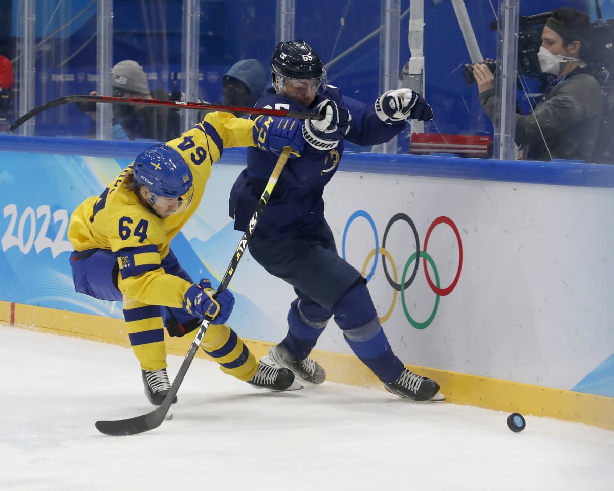 Sakari Manninen taistelee olympialaisissa kiekosta Ruotsin Jonathan Pudasta vastaan.