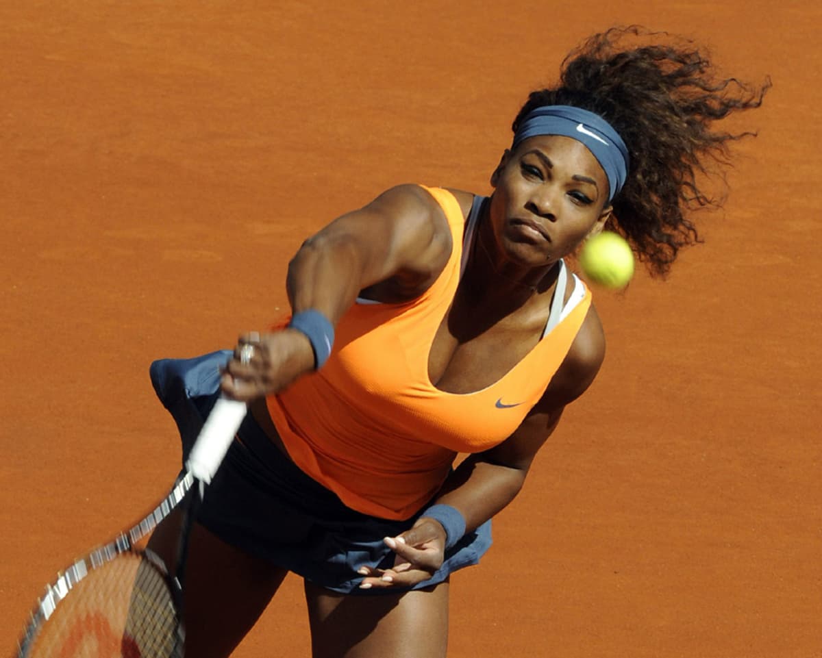 Yhdysvaltain Serena Williams syöttää.