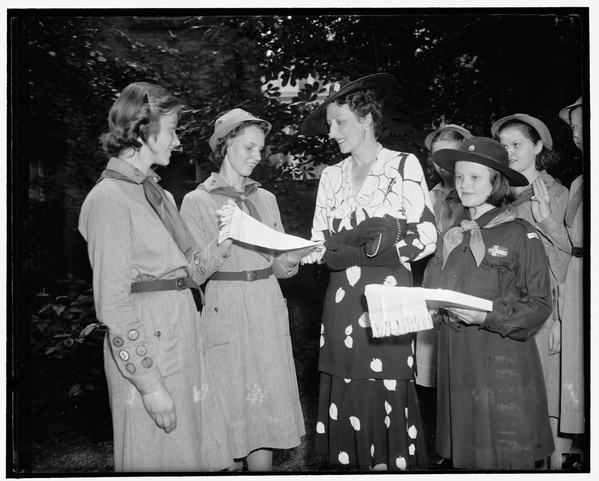 Partiolaiset esittelevät pyyhkeitä prinsessa Mäarthalle Washingtoniss kesäkuussa 1939.