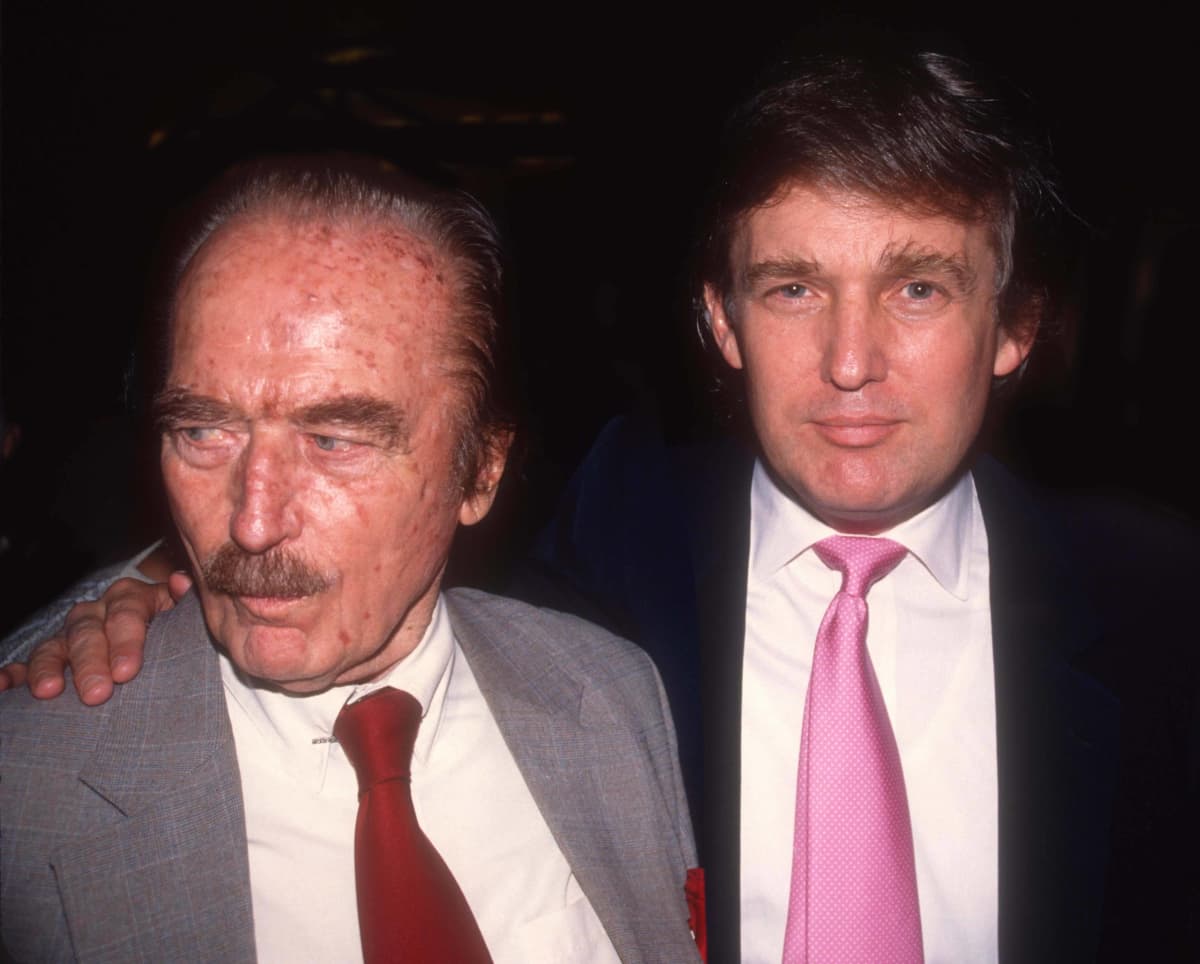 Fred Trump ja hänen poikansa Donald Trump lähikuvassa. Donaldin käsi on isänsä harteilla. 