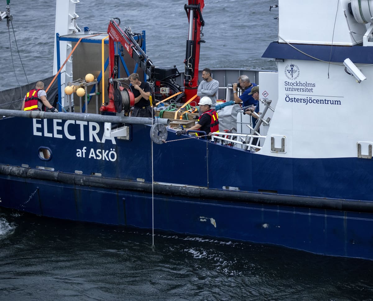 Estonia-hylyn tutkimusta heinäkuussa 2021, mittauslaitteita lasketaan tutkimusalus R/V Electra af Asköltä mereen.