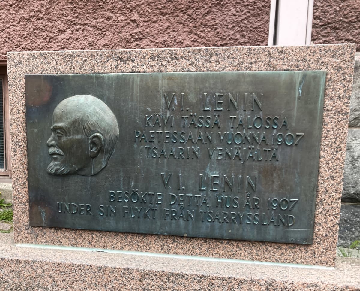 V.I. Leninin muistolaatta Turun Taidemuseomäessä.