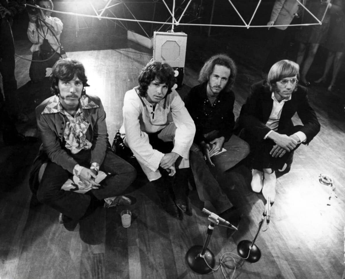 The Doors,  John Densmore, Jim Morrison, Robby Krieger, Ray Manzarek. Istuvat lattialla mikrofonit edessään..