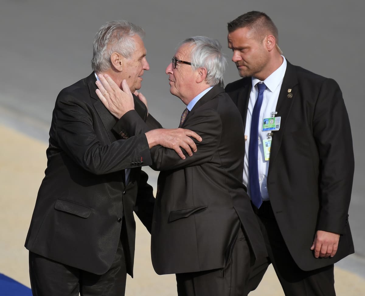 Jean-Claude Juncker tervehtii illallisvierasta