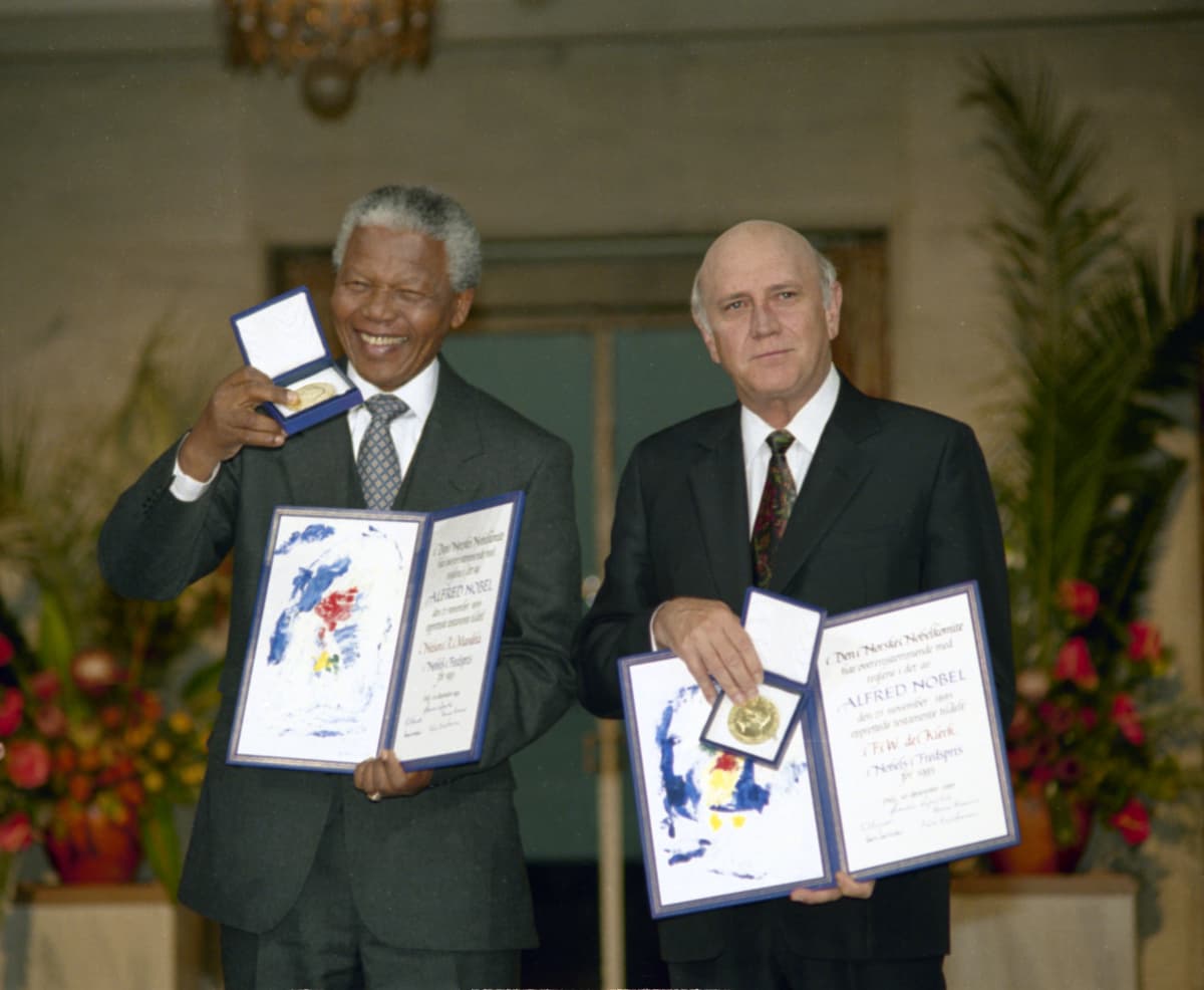 Nelson Mandela (vas.) ja Frederik de Klerk saivat Nobelin rauhanpalkinnon vuonna 1993.