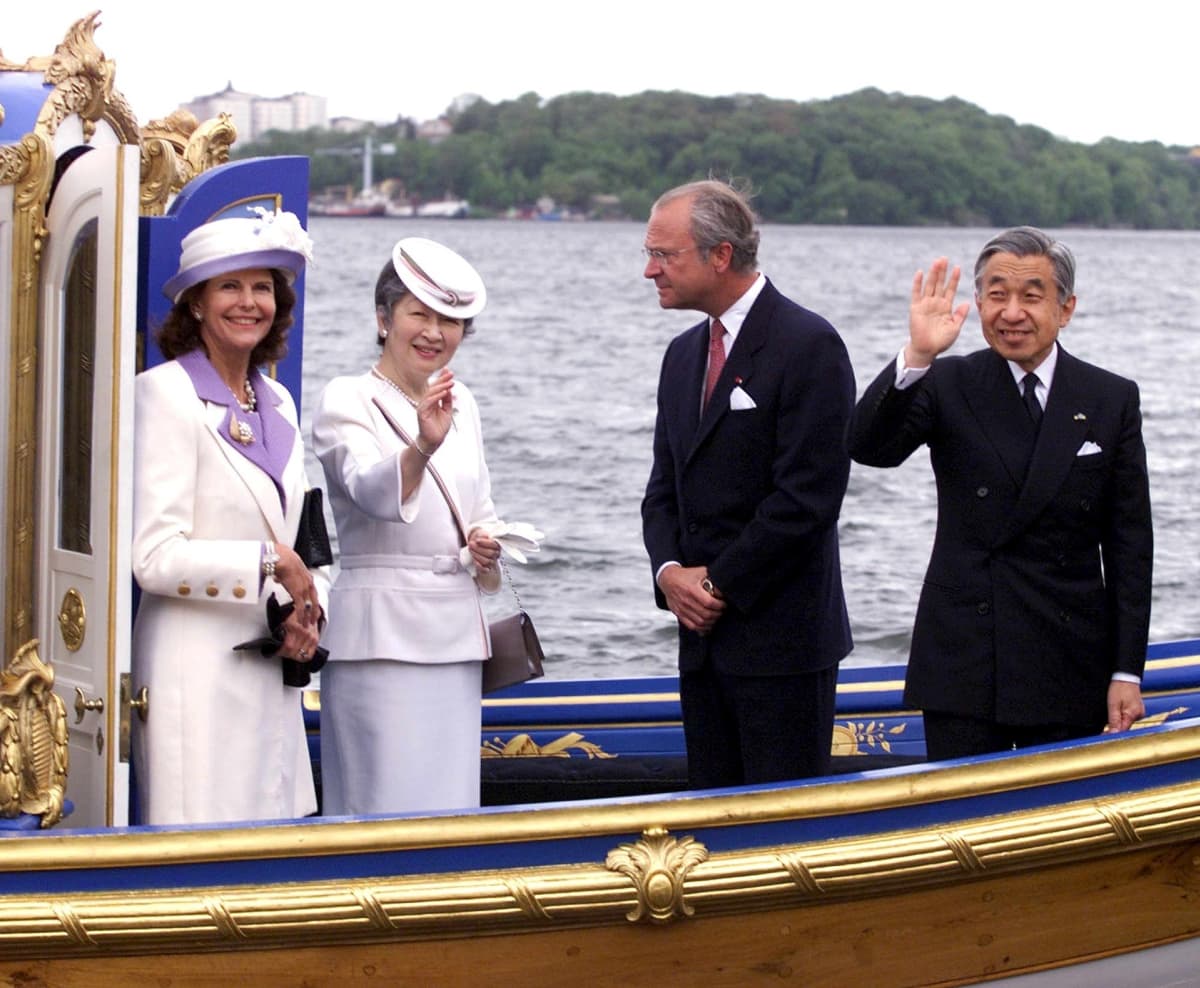 Kuningas Kaarle XVI Kustaa ja kuningatar Silvia isännöivät Japanin keisariparin vierailua vuonna 2000.