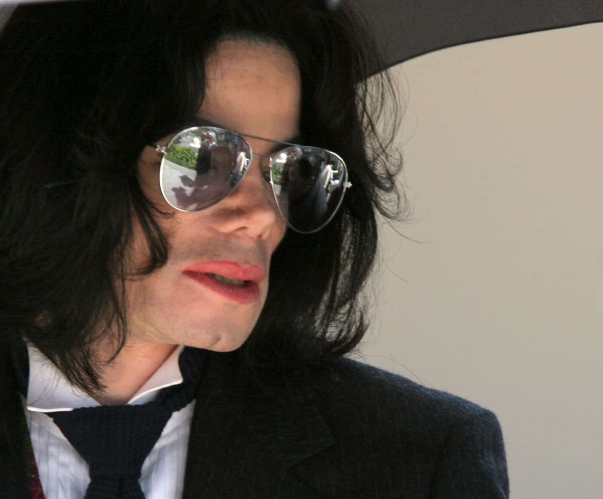 Jackson vuonna 2005 poistumassa oikeustalolta Santa Mariassa Kaliforniassa. 